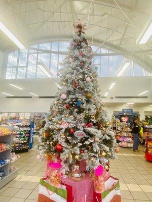 Beautiful skylights & large Christmas tree inside. Very large space..