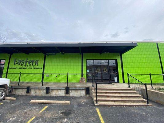 Entrance into Eastern Pet Supply Daycare and Grooming Services.