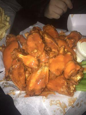 Double order of wings, hot