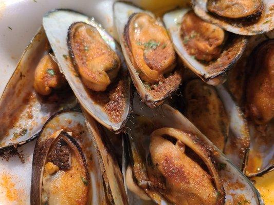 A "pound" of green mussels with I'm guessing is seasoned salt and very little of their "famous" garlic butter