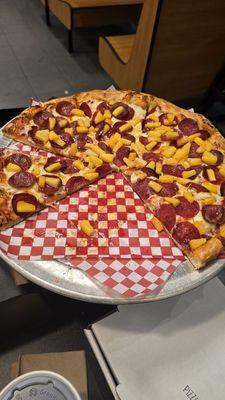 Pepperoni and pineapple 15"