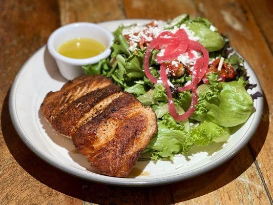 Springy salad with grilled salmon