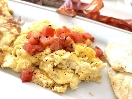 Scrambled eggs with tomato