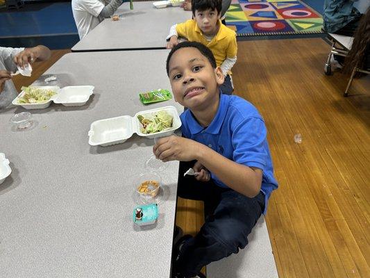 Club kids eating healthy