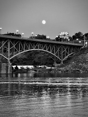 Under de bridge BW