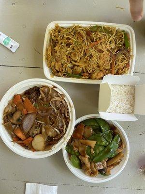 Singapore mei fun (top right) Beef chow fun (bottom left) Chicken W. Snow Peas (bottom right)- not much flavor