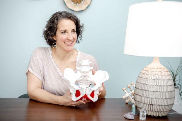 Dr Amanda Shipley - founder of Renew Pelvic Health, pelvic floor physical therapist, and homebirth mom of 2!