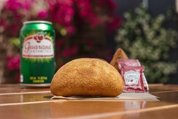 Risole

Traditional Brazilian dough filled with ham and cheese.