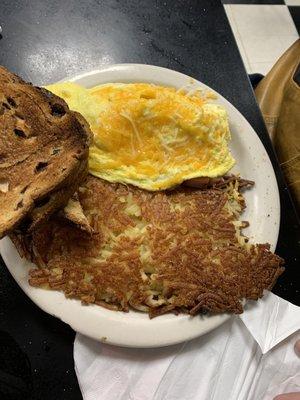 Omelette hash browns and raisin bread