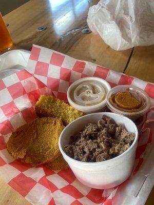 Pulled pork, friend green tomatoes and cornbread