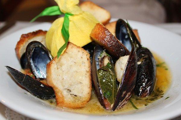 Les Moules Marinières were made with Steamed Mussels with White Wine, Shallots & Garlic.