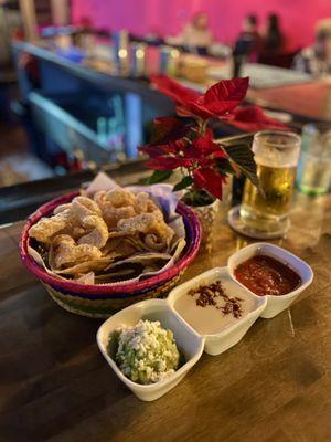 Botaneando - Guacamole, queso enchorizado, corn topopos & chicharrones