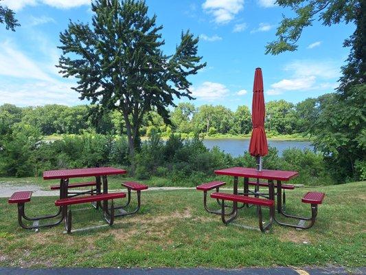 Nice place for a treat with view if the river.