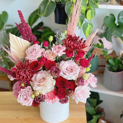 Vase flower arrangement with dried flowers