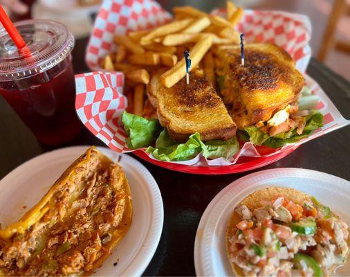 Sándwich de Salmon, Taco de Marlin tipo Governador y Ceviche de Jaiva con Camarón