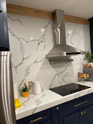 Wall quartz backsplash