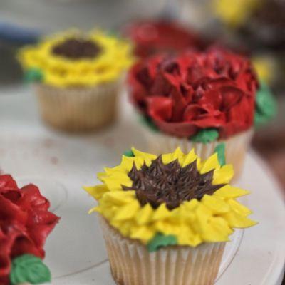 Cupcake decorating class at Cake It!