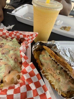 Salchipapa, Patacón con pollo, y jugo de Maracuya (passion fruit).