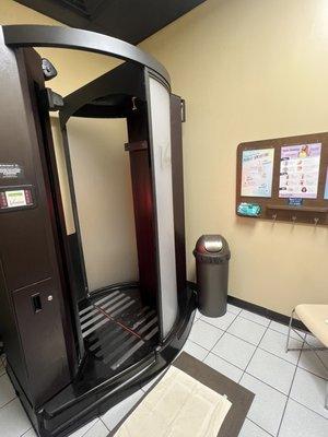 Spray tan booth