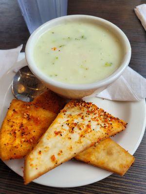 Cream of broccoli soup with snackers