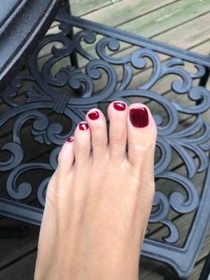 Excellent pedicure by Lucia in the shade Bordeaux