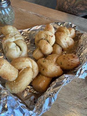 6 Garlic Knots