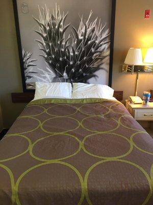 One queen bed. Love the Wyndham art.