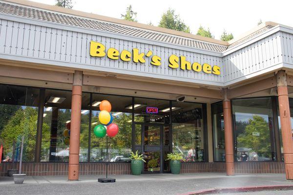 Beck's Shoes, Poulsbo, Washington. We Measure. We 3D Scan. We Custom Fit.