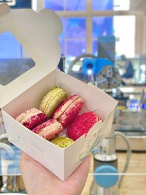 box of 6 macarons: raspberry, strawberry, mango (04/2023)