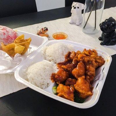 Small General Chicken with steamed rice and an order of Crab Rangoon