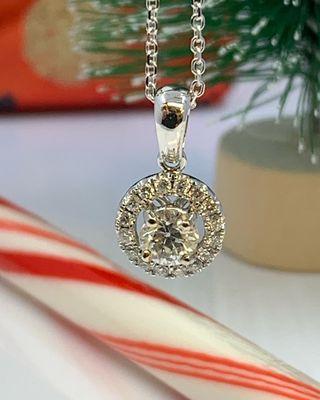 14k white gold cluster diamond pendant .