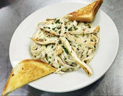 Chicken alfredo with garlic bread