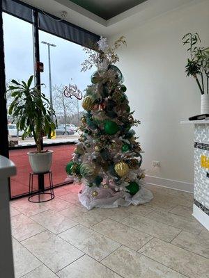 Lovely holiday decorations in the salon - December 2022