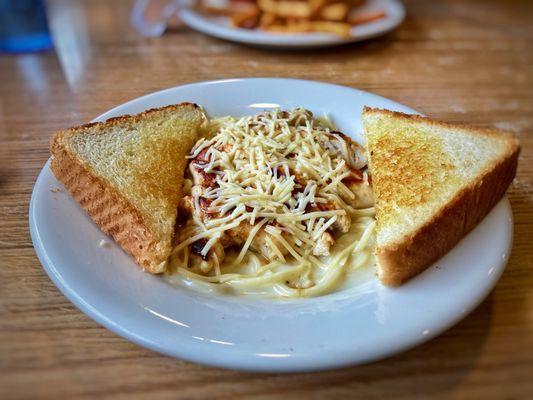 Alfredo Pasta with chicken/half order with garlic bread.