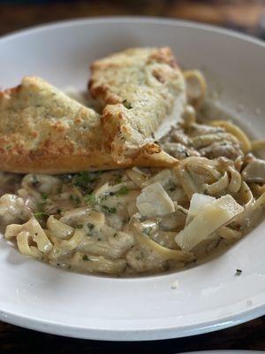 Fettuccine in white wine sauce with fire garlic cheese bread