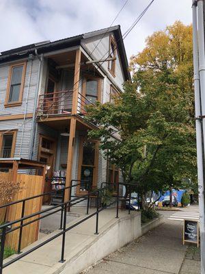 New Bookstore ! Quant neighborhood- free street parking