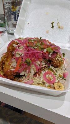 Pollo frito con ensalada de repollo y tajadas