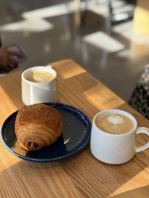 Cappuccino et pain au chocolat