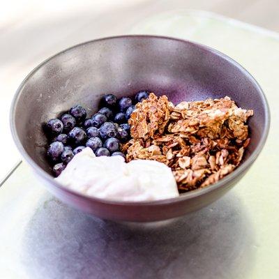 Granola bowl with fresh berries IG: michellelieats