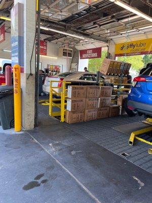 Service bay.  Nice and clean!