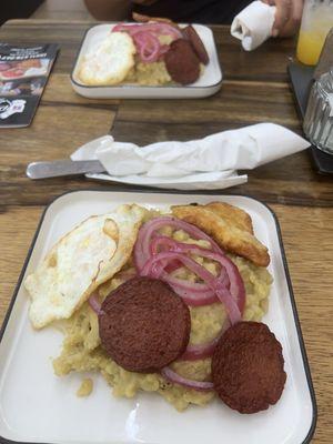 MANGU CON 3-GOLPES \ MASHED PLATAIN W. EGGS, CHEESE & SALAMI