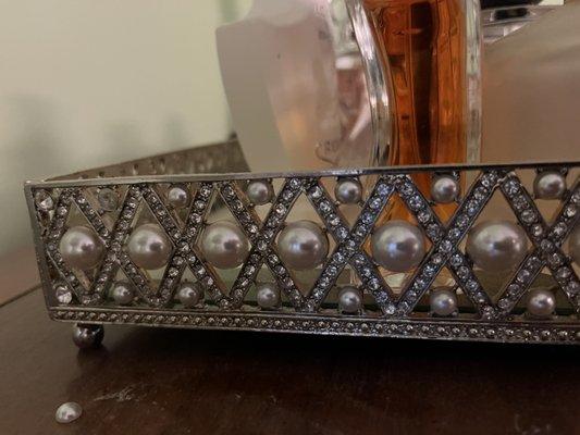 Mirror tray with broken bead