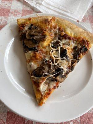 Mushroom pizza with hot sauce marinara