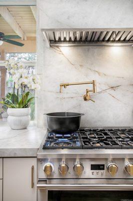 Kitchen remodel by Shelley Sass Designs and Sass Construction and Design
Material: Neolith Himalayan Crystal