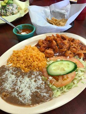 Camarones a la diabla con frijoles y arroz