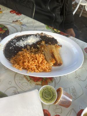 Tamal de puerco con arroz y frijol