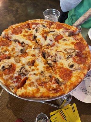 Mushroom pepperoni pizza