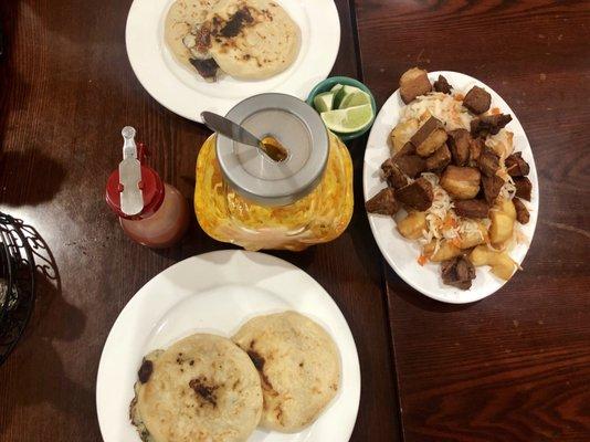 pupusa de loroco y queso, yuca frita con chicharron