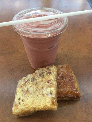 Toffee and (seasonal) pumpkin butter cakes with a strawberry smoothie