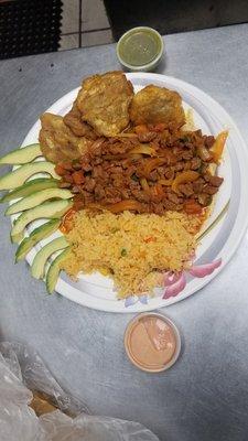 Bisteck a la mexicana con aguacate, arros y tostones